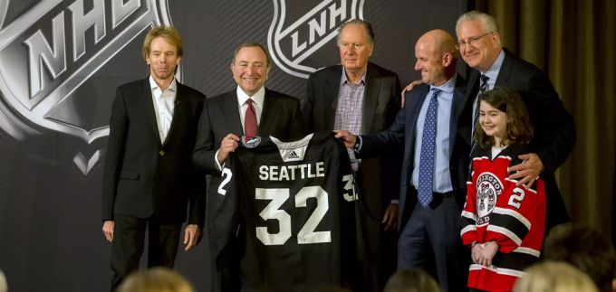 NHL-Boss Gary Bettman (2 v. l.) verkündet Seattle als 32. Team der NHL. NHL