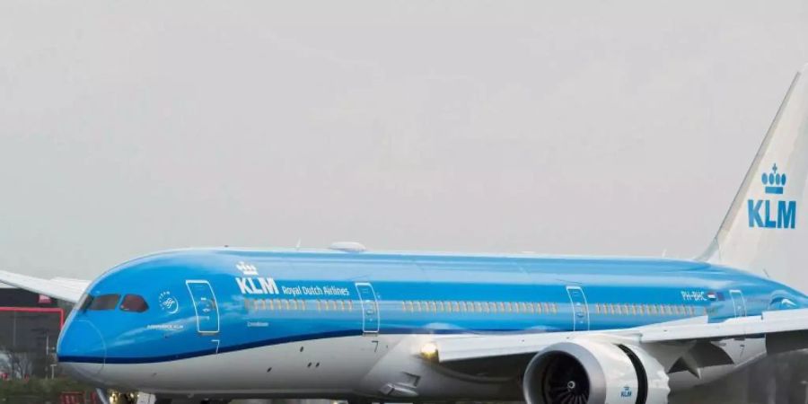 Ein Boeing-Dreamliner der KLM am Flughafen Schiphol. Foto: Lex Van Lieshout/ANP/dpa