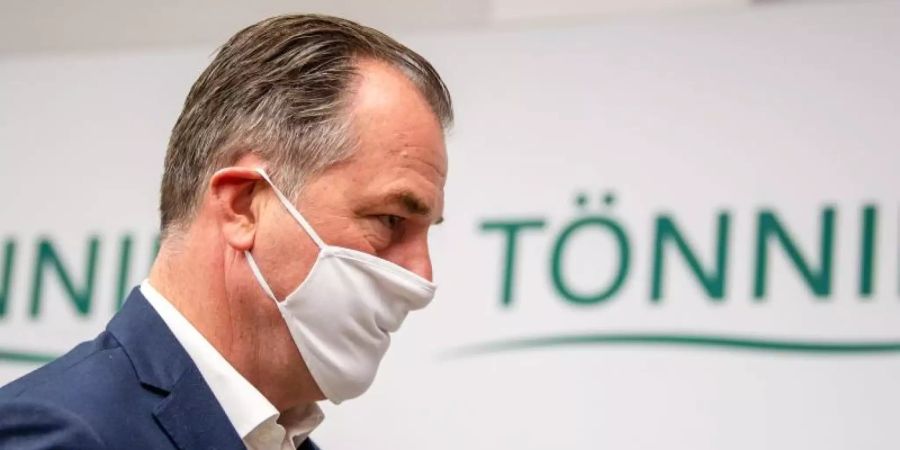 Muss mal wieder heftige Kritik einstecken: Schalke-Boss Clemens Tönnies. Foto: David Inderlied/dpa