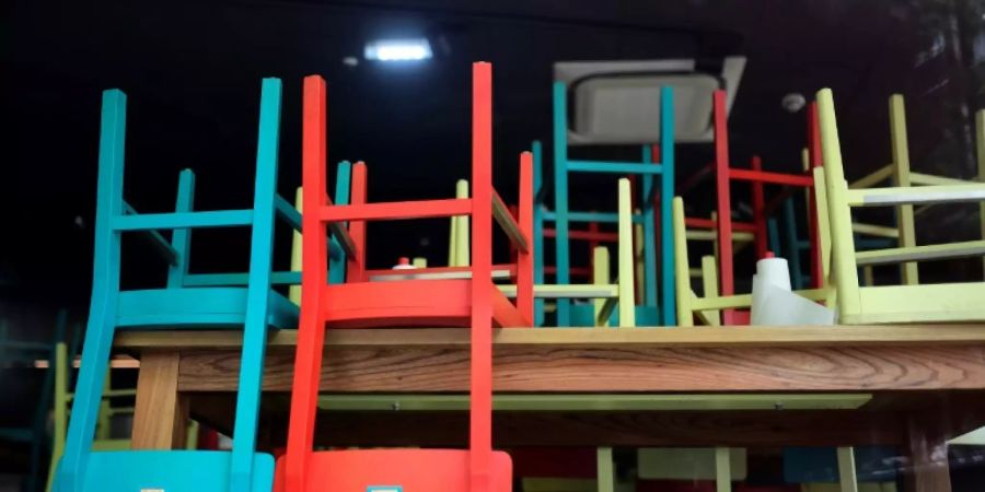 Hochgestellte Stühle in einem geschlossenen Restaurant