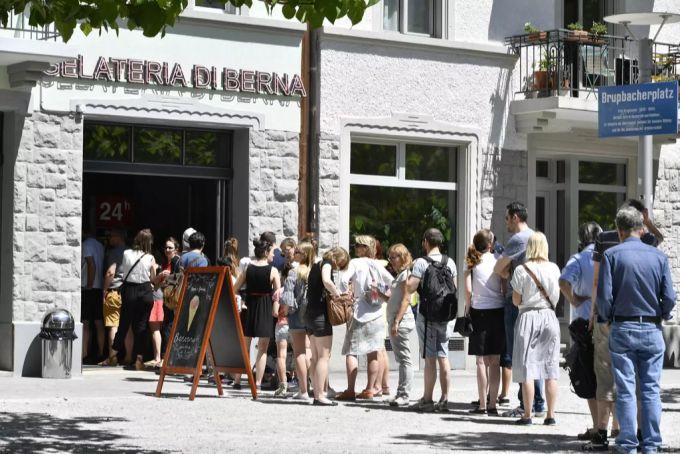 Leute stehen Ende März Schlange vor einer Gelateria in Zürich. Lange Wartezeiten könnten den Konsumenten die Lust auf Shopping verderben. Bern