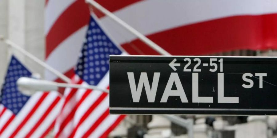 US-Fahnen an der Wallstreet, Sitz der New Yorker Börse. Foto: epa Justin Lane/EPA/dpa