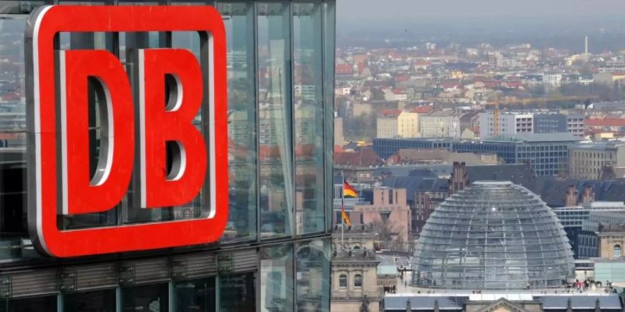«Das Desinfektionsmittel landet im gesamten Bundesbereich. Die Kanister gehen unter anderem an die Berliner S-Bahn, aber auch im Hauptsitz der Verwaltung in Berlin habe ich schon Flaschen gesehen», sagt eine Bahn-Sprecherin. Foto: picture alliance / Gero Breloer/dpa