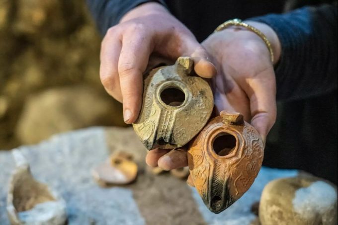 Tönerne Öllampen, die in unterirdischen Räumlichkeiten gefunden wurden, die bei Ausgrabungen in einem Tunnel an der Klagemauer entdeckt wurden. Foto: Yaniv Berman/Altertumsbehörde Israel/dpa jerusalem klagemauer