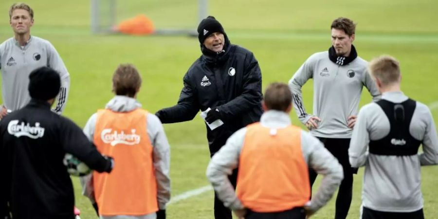 Trainer Staale Solbakken (M) bereitet das Team des FC Kopenhagen auf die Wiederaufnahme des Spielbetriebs vor. Foto: Tariq Mikkel Khan/Ritzau Scanpix/AP/dpa