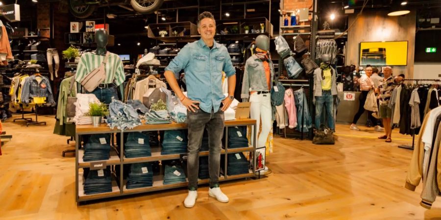 Dominik Altherr – Geschäftsführer von House of Jeans im Glattzentrum.