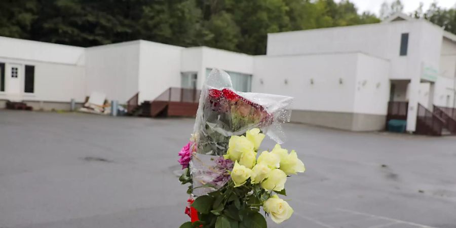 Blumen ausserhalb der Al-Noor-Moschee in Baerum bei Oslo nach der Attacke im August 2019. (Archivbild)