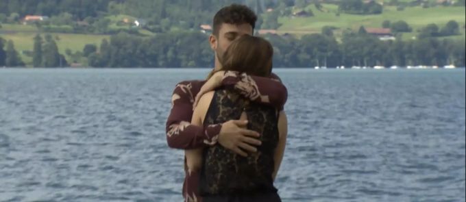 Den ersten Kuss gab es auf dem Sofa, verraten die beiden. Luca Hänni Christina