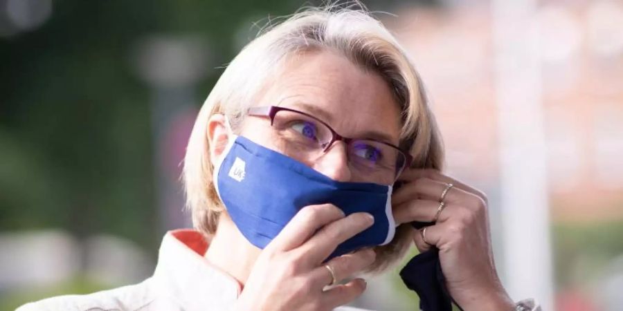 Bundesforschungsministerin Anja Karliczek möchte, dass jeder Deutsche, der es will, gegen das Coronavirus geimpft werden kann. Foto: Christian Charisius/dpa/Pool/dpa