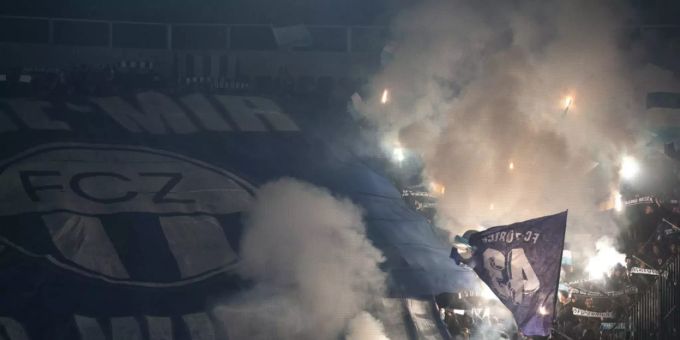 FCZ-Fans zünden vor einem Spiel Pyros. (Archivbild) FCZ-Fans zünden vor einem Spiel Pyros. (Archivbild)