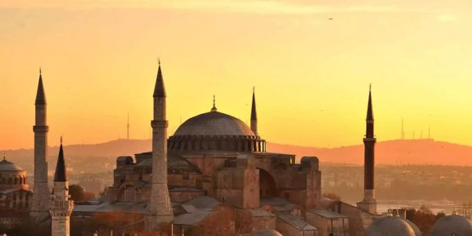 Die Hagia Sohpia, aufgenommen kurz nach Sonnenaufgang. Das Istanbuler Wahrzeichen Hagia Sophia - einst Kirche, dann unter den Osmanen eine Moschee und von Republikgründer Atatürk 1934 säkularisiert und zum Museum gemacht - wird wieder als Moschee genutzt. hagia sophia