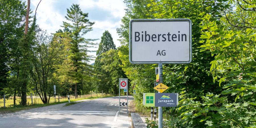 Das Ortsschild von Biberstein.