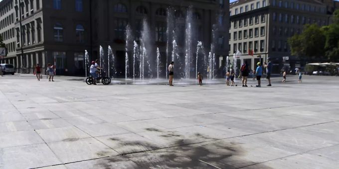 Brandspuren auf dem Bundesplatz, nachdem sich eine Person an einer Demonstration gegen die Asylpolitik im Juli 2020 selbst anzündete. bern