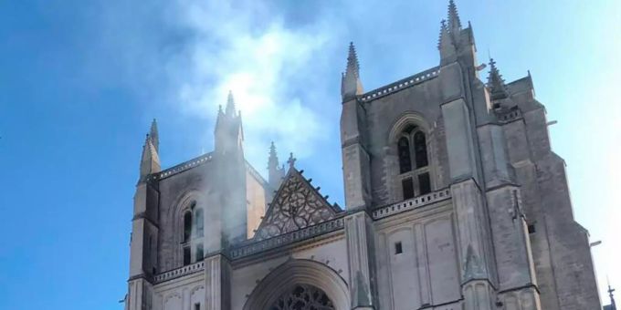 In der Kathedrale der westfranzösischen Stadt Nantes ist ein Feuer ausgebrochen. Foto: Laetitia Notarianni/AP/dpa In der Kathedrale der westfranzösischen Stadt Nantes ist ein Feuer ausgebrochen. Foto: Laetitia Notarianni/AP/dpa