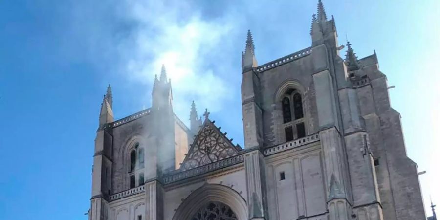 In der Kathedrale der westfranzösischen Stadt Nantes ist ein Feuer ausgebrochen. Foto: Laetitia Notarianni/AP/dpa