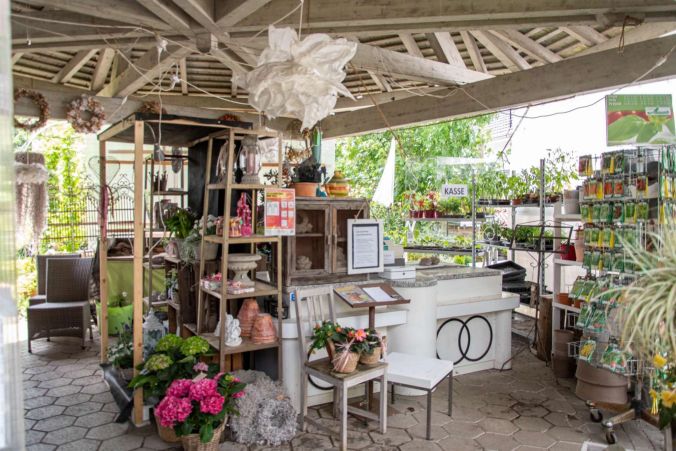 Das Blumengeschäft bietet einen überdachten Kassen-Bereich.