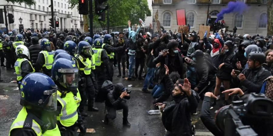 Proteste nahe der Downing Street in London