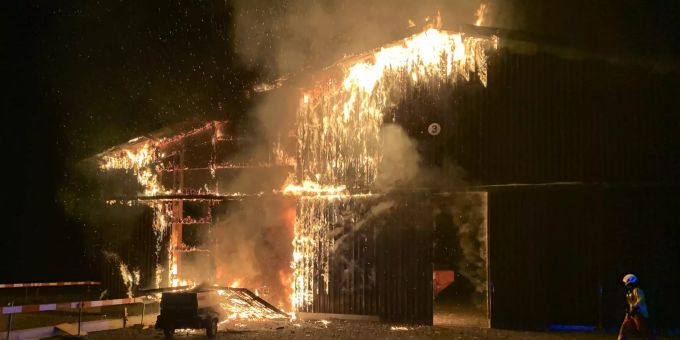 Die in Brand stehende Lagerhalle in Weiach ZH. Weiach
