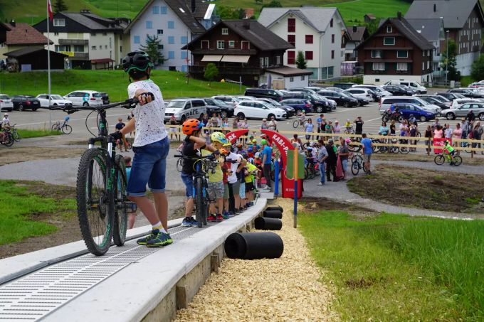 Nach der Eröffnung gab es für die zahlreichen Kinder kein Halten mehr. Bikepark Oberiberg