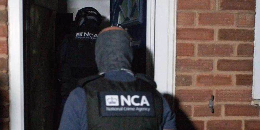 Die National Crime Agency (NCA) und die Polizei beteiligen sich an einer Razzia. Foto: Jacob King/PA Wire/dpa