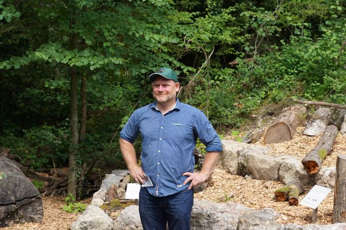 Daniel Buersch im Totholzgarten auf dem Insektenpfad im Tierpark Goldau. Daniel Buersch
