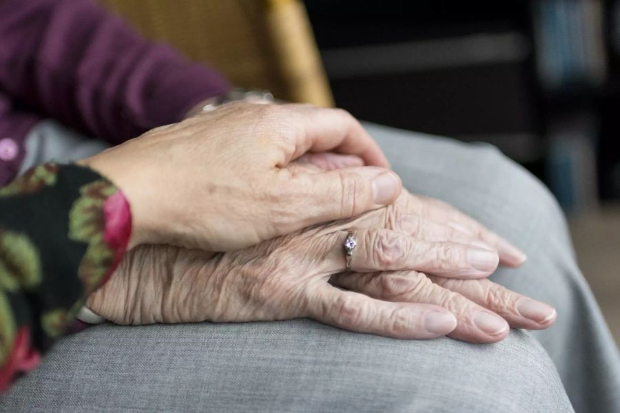 Ältere Menschen über Spenden