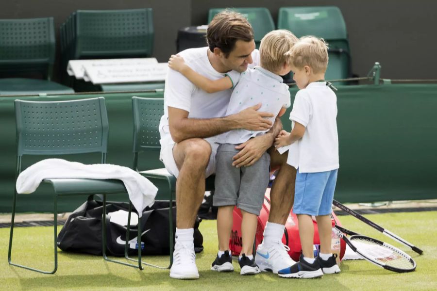 Bei einem Training in Wimbledon 2018 herzt der Maestro seine Zwillingssöhne Leo and Lenny.