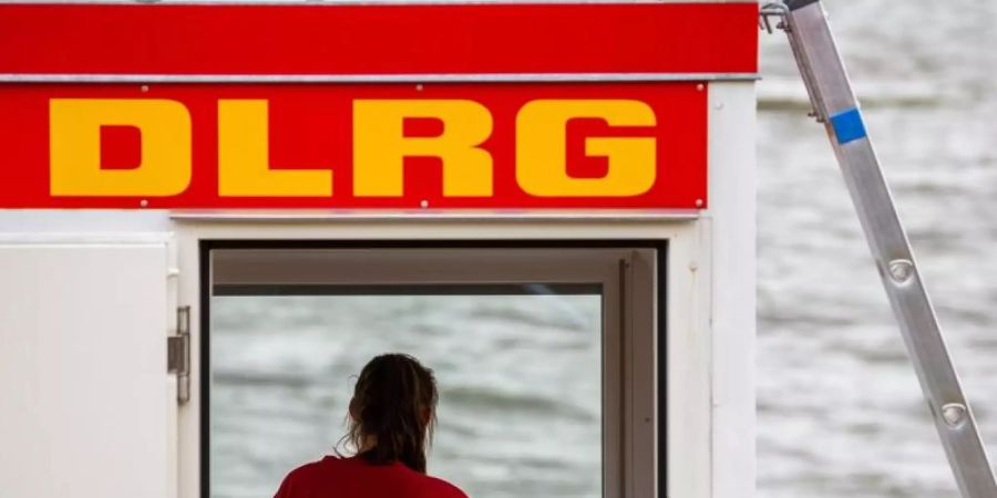 Der DLRG (Deutsche Lebens-Rettungs-Gesellschaft)warnt vor unbewachten Badestränden. Foto: Mohssen Assanimoghaddam/dpa