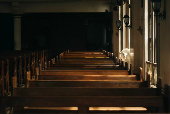 Trotz des rechtskräftigen Urteils ist der Pädo-Priester nicht im Gefängnis. Priester Gefängnis
