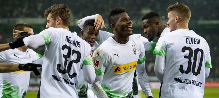 Breel Embolo (m.) jubelt mit seinen Teamkollegen von Borussia Mönchengladbach.