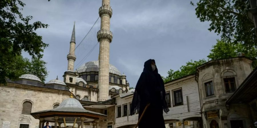 Das sorgt für Aufregung. Doch die Moschee erklärt: Es gehe um Aufklärung, nicht Kindesheirat. In der Moschee würden Hochzeiten erst ab 18 durchgeführt.