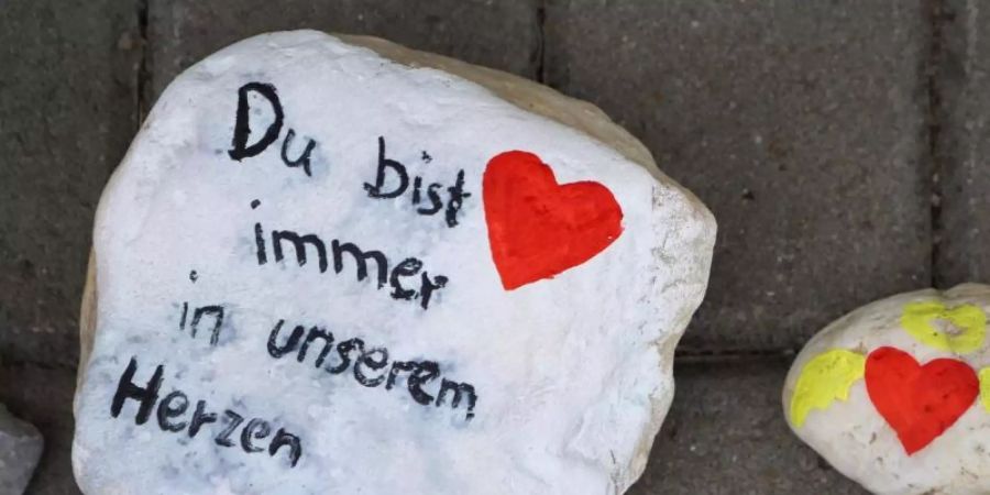 Bemalte Steine vor dem Eingang einer Kindertagesstätte in Viersen. Foto: Sascha Rixkens/dpa
