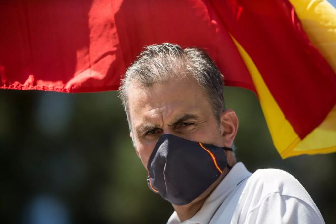 Javier Ortega Smith, Generalsekretär der rechtspopulistischen Vox-Partei, trägt eine Stoffmaske während er an einer Auto- und Motorradrallye.. Coronavirus Proteste in Spanien
