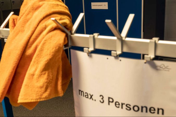 Im Garderobenbereich dürfen sich maximal 3 Personen gleichzeitig aufhalten