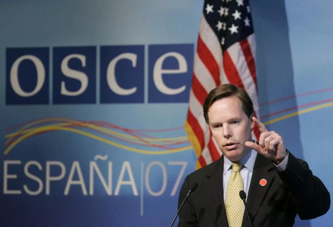 Nicholas Burns spricht an einer Pressekonferenz der OSZE im November 2007. USA Aussenpolitik Kritik