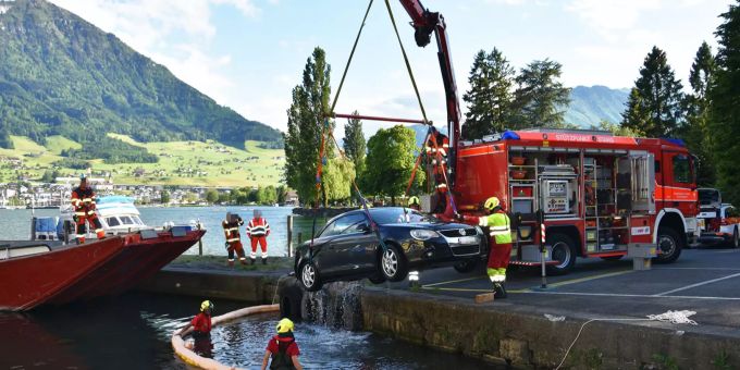 Das Fahrzeug konnte im Anschluss geborgen werden. Verletzt wurde niemand. Unfall