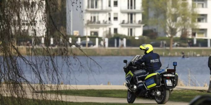Polizist in einem Hamburger Park an der Alster Polizei Hamburg