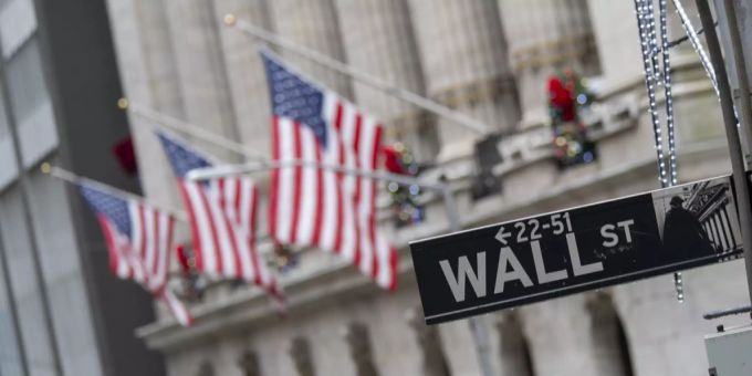 Blick auf ein Wall-Street-Schild in New York City. dow jones industrial average