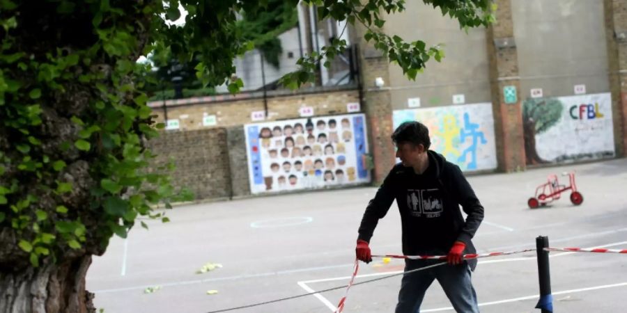 Kritiker halten die Öffnung von Schulen für verfrüht