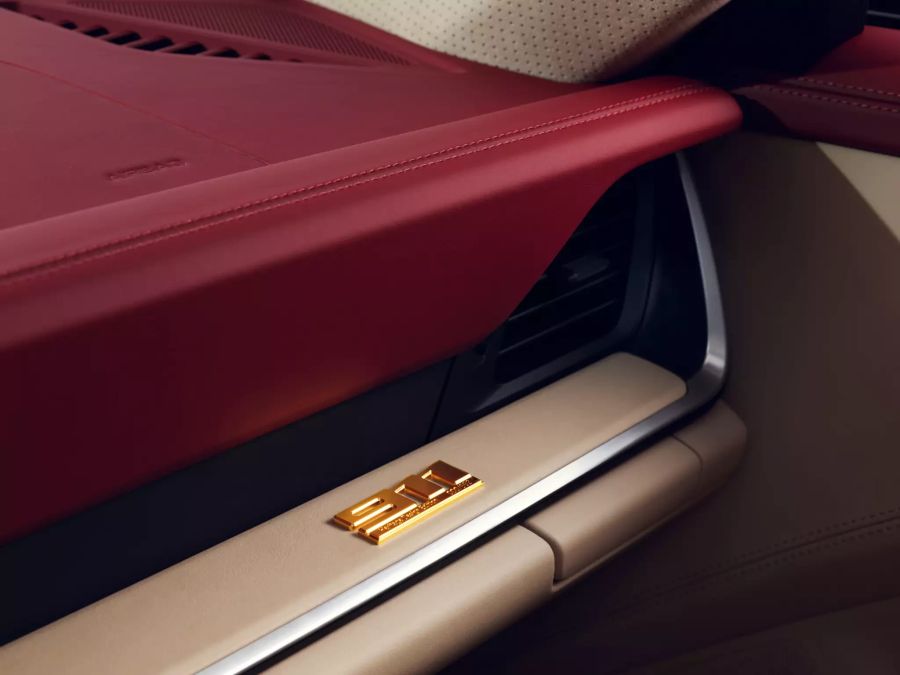 Jeder echte Porsche 911 Targa 4S Heritage Design Edition trägt eine nummerierte Plakette in gold am Armaturenbrett