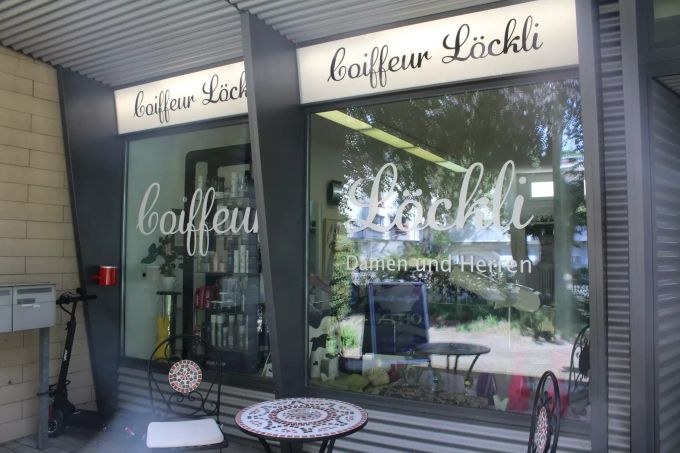 Gegründet hatte das Coiffeur Löckli Uschi Huwyler, die das Geschäft fast 50 Jahre lang führte. Coiffeur Löckli Aussenansicht