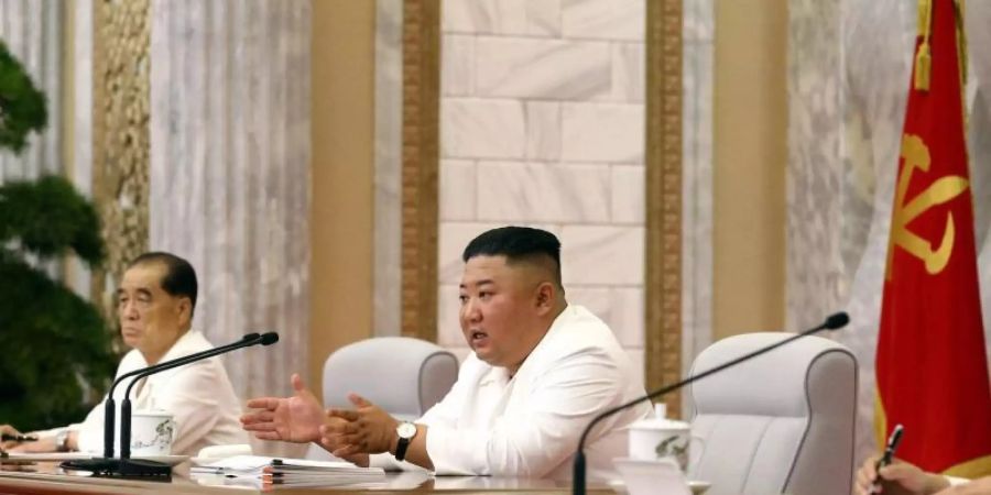 Kim Jong Un während einer Sitzung des Politbüros in Pjöngjang. Foto: -/KCNA/dpa