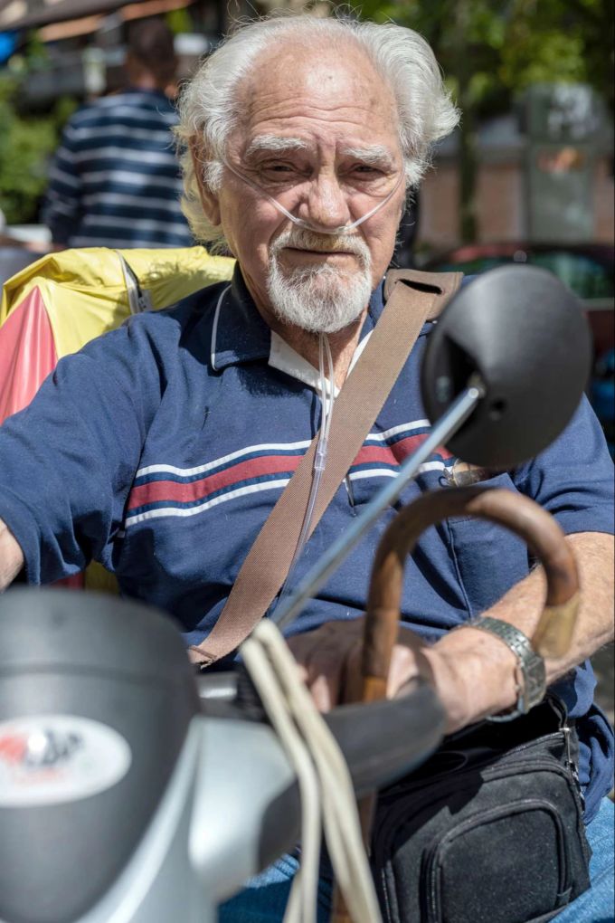 Der 90-jährige Bernhard Leuenberger ist und bleibt Stammkunde der Bäckerei in Schliern