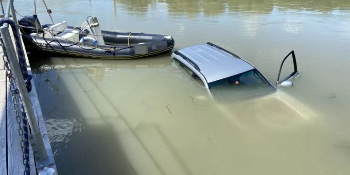 Laufenburg AG: Beim Auswassern landete eine Fahrzeugkombination im Rhein. Fahrzeug Rhein Laufenburg Auswassern