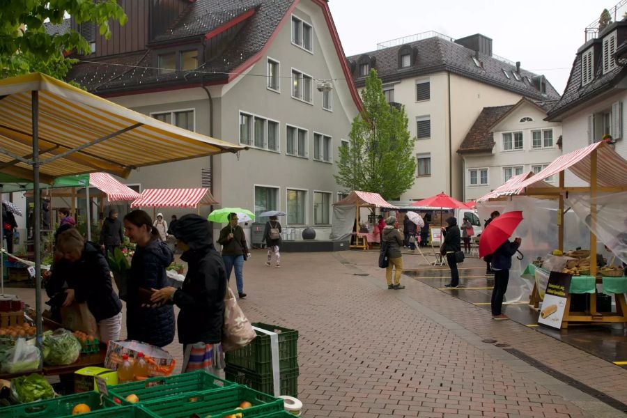 Reges Treiben auf dem Wochenmarkt in Einsiedeln.