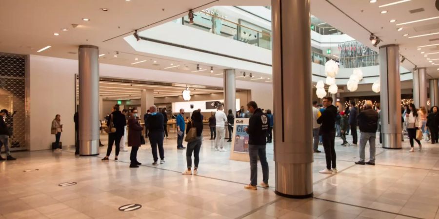 Anstehen vor dem Apple Store im Glattzentrum.