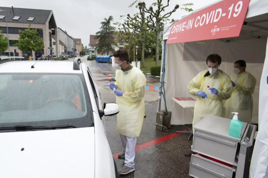 Der Drive-In-Test in Yverdon-les-Bains VD in Aktion.