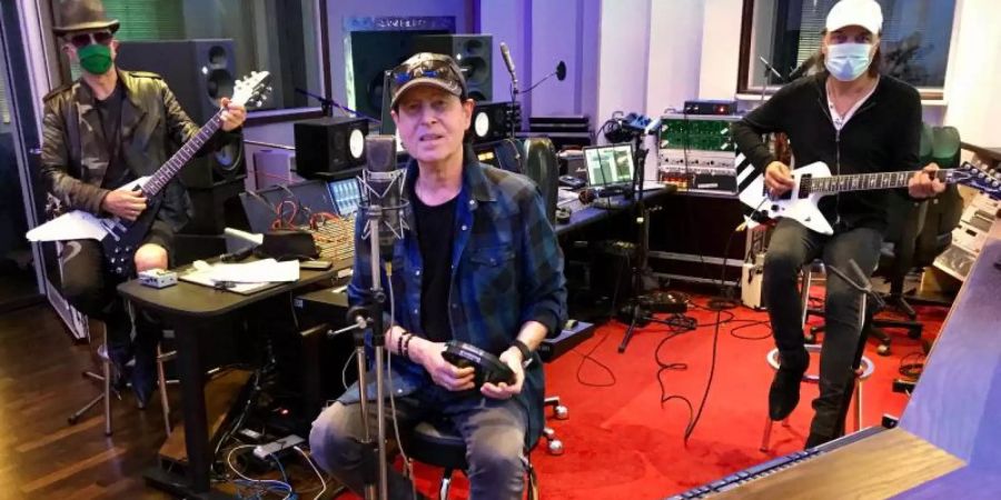 Die Mitglieder der Rockband Scorpions: Rudolf Schenker, Klaus Meine und Matthias Jabs (l-r), arbeiten in den Peppermint Park Studios an einem neuen Album. Foto: Alex Malek/Lanz Unlimited/dpa