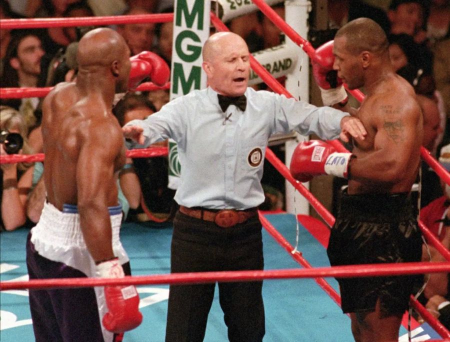 Ein Bild aus dem Kampf zwischen Mike Tyson (r.) und Evander Holyfield (l.) im Jahr 1997.