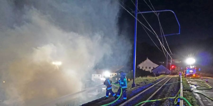 Viel Arbeit für die Feuerwehr im Greyerzbezirk: Eine Schreinerei in Montbovon geriet in der Nacht in Brand.